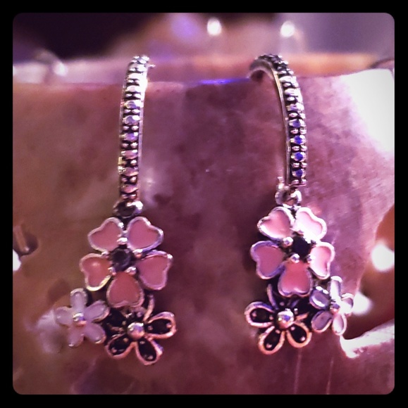 Daisy Earrings - Picture 1 of 2